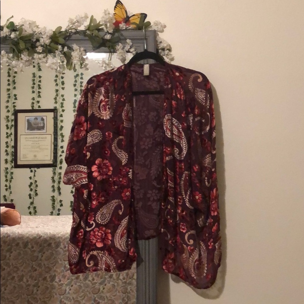 🌼 Cute paisley/floral kimono!!